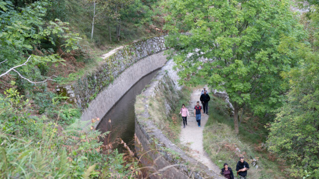 Kanal und Wanderweg nebeneinander