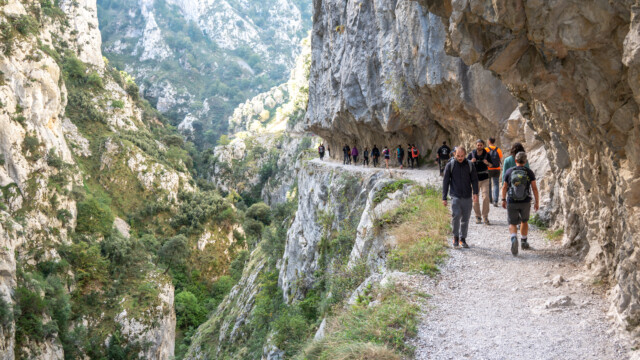 der Weg wurde in den Felsen gehauen