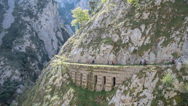 der Wanderweg führt auf einer Brücke, in ihr drin fliesst der Kanal