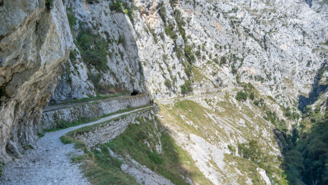 links neben dem Wanderweg fliesst der Kanal