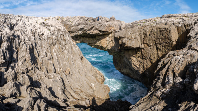 riesiger Felsbogen, oben in der Mitte steht ganz klein Bettina