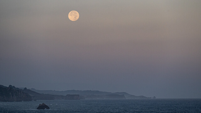 Vollmond am Morgen früh kurz vor Sonnenaufgang