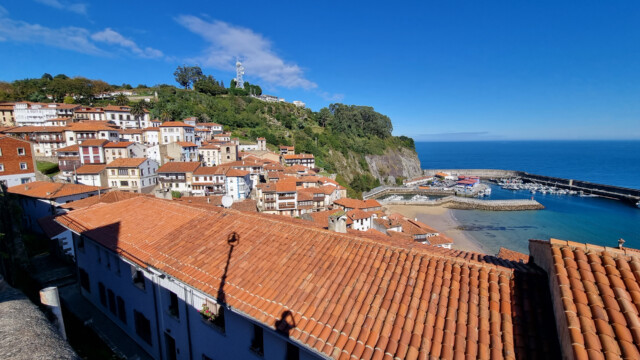 die Gemeinde Llastres klebt am Hang, unten der Hafen
