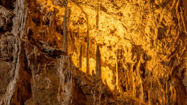 eine richtige Höhle mit Tropfsteinen