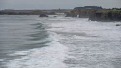 das Meer bringt immer wieder hohe Brecher