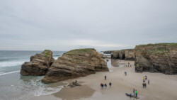 viele Leute sind bei Niedrigwasser unterwegs