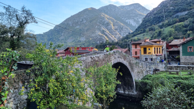 Bogenbrücke, vorne links ein Zitronenbaum