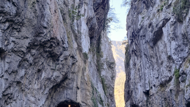 schmales Tal, keine Sonne und deshalb sehr kühl