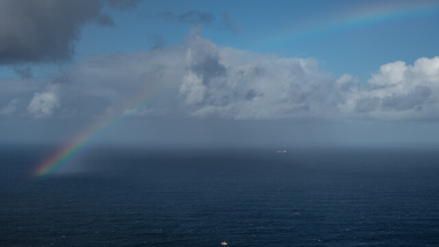 Regenbogen ĂĽber dem Meer