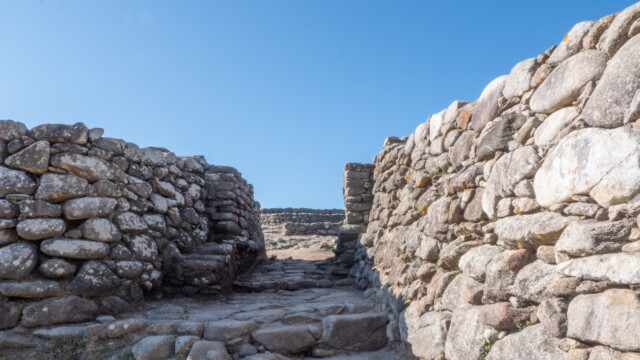 zwischen zwei Rundhäuser