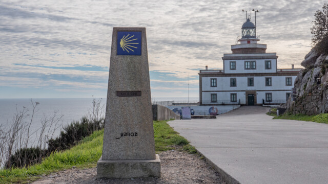 Ende des (verlängerten) Jakobweges vor dem Leuchtturm Kap Finisterre