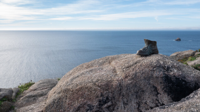die Schuhe hängt man nicht an den Nagel, sondern stellt sie auf den Fels