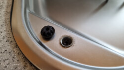 an zwei Stellen spickte ein solcher Gummipuffer immer wieder aus seiner Halterung