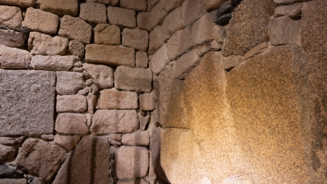 im Innern: Kleine Steine = römisch, grosse = Renovation