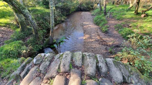 sehr grobe und alte Steine