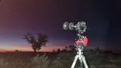 damit diese Drehung genau stimmt, muss man der Star Tracker mit dem kleinen Zielfernrohr genau auf den Polarstern ausrichten