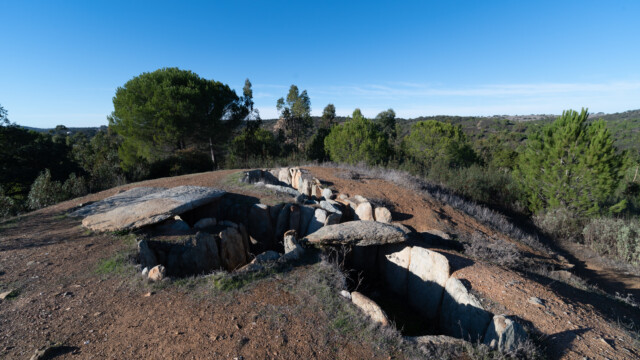 Dolmen in einem ErdhĂĽgel