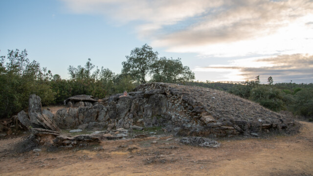 Dolmen in einem SteinhĂĽgel, ebenfalls mit mehreren Grabkammern