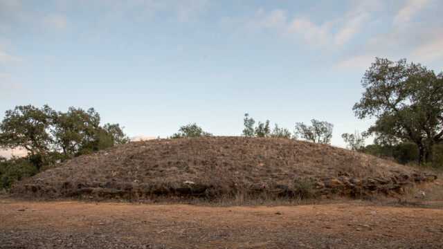 Hinteransicht des GrabhĂĽgels aus Steinen
