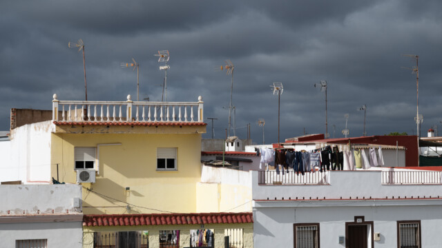 Antennenwald vor dunkeln Wolken