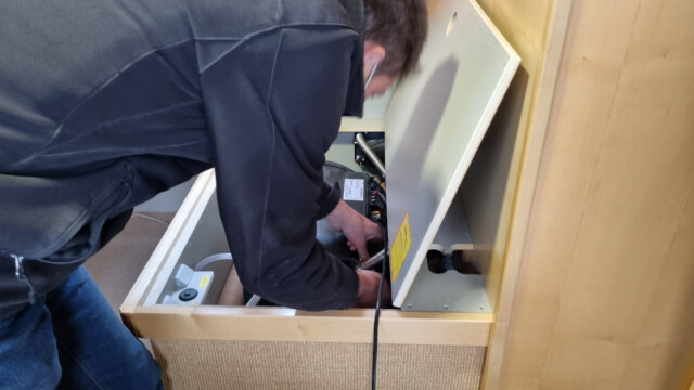 Arbeiten an der Heizung im Sitzbank