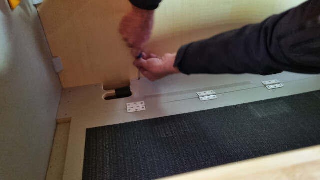 Deckel des Sitzbankes muss entfernt werden