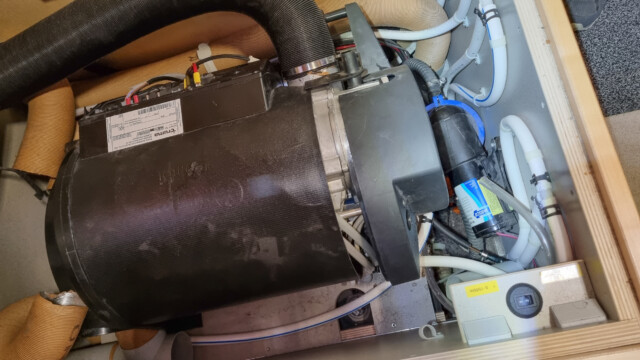 die Abwasserpumpe ganz rechts versperrt den Zugang zur Brennkammer, das schwarze Plastikteil kann nicht entfernt werden.