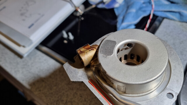 Brennkammer, durch die zwei Löcher sieht man etwas Russ