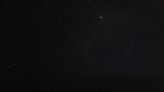 Komet Leonard C/2021 A1, klein aber dank grĂĽnlicher Farbe und Schweif klar ersichtlich