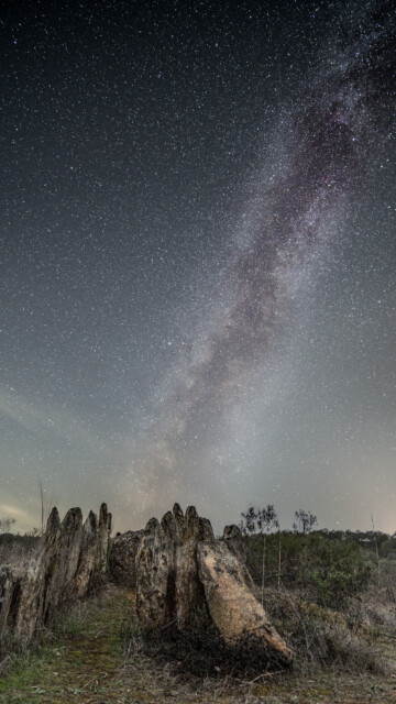 Milchstrasse mit Dolmen als Vordergrund, nähe Valverde del Camino