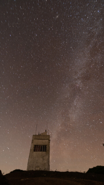 Milchstrasse mit Turm, nur wenig Lichtverschmutzung, nähe El Mustio