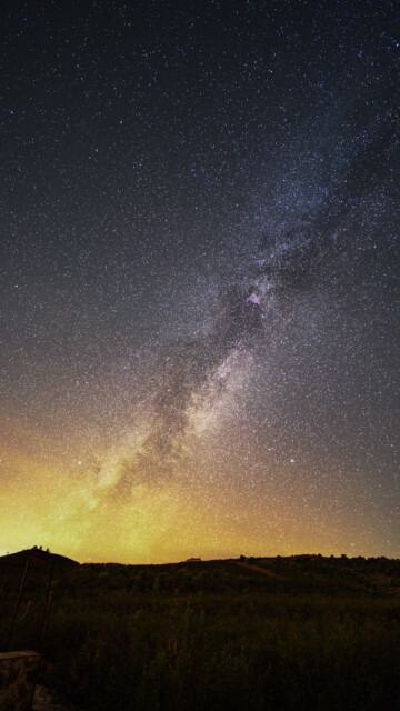 Milchstrasse nähe Tharsis, nur Wiese als Vordergrund, dank Lichtverschmutzung einer Ortschaft könnte man meinen, dies sei der Sonnenuntergang