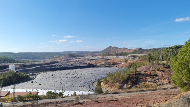 grosse Flächen sind mit Plastik abgedeckt, dass dieser nicht wegfliegt liegen hunderte wenn nicht tausende von Pneus auf diesem