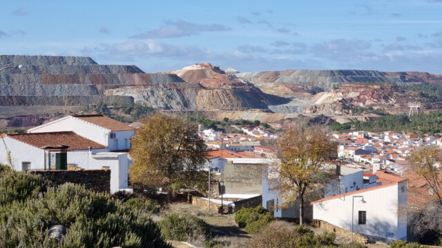 Nerva, im Hintergrund Bergbau
