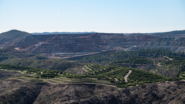 die Landschaft wurde nachhaltig verändert: Im Vordergrund Plantagen mit Mandarinen oder Orangen, im Hintergrund wird noch aktiv gearbeitet