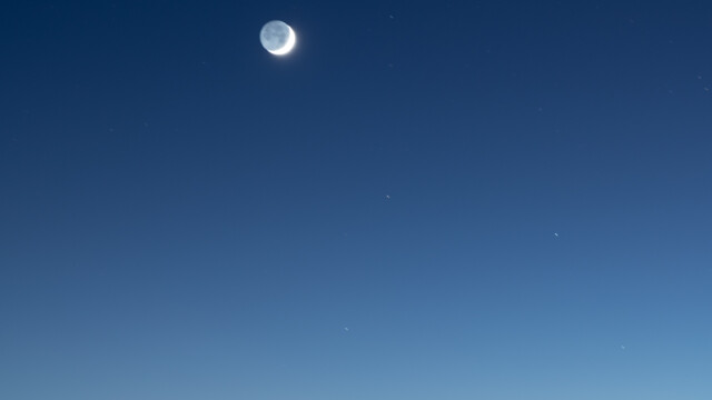 Mondsichel und dahinter der Planet Venus