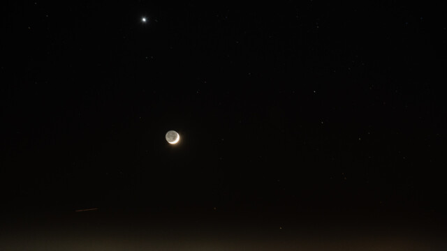 Mond und Venus mit Sternen bei Dunkelheit