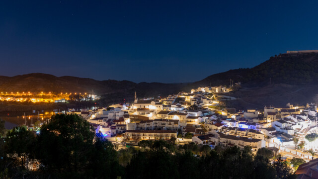 Sanlúcar by night, oben rechts die Burg