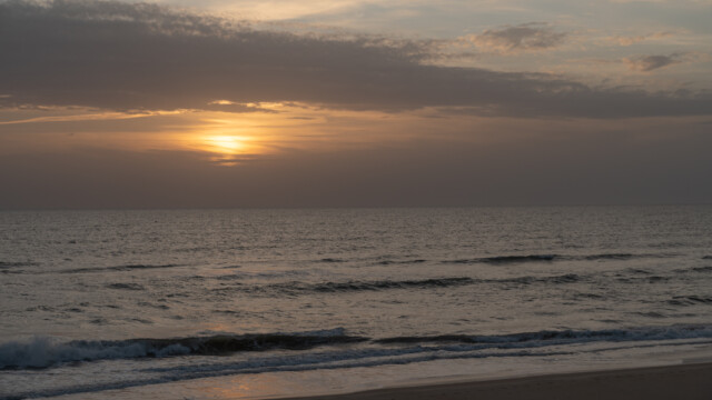 die Sonne ging hinter den Wolken unter