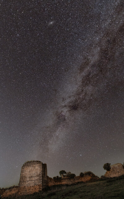 Milchstrasse über altem Befestigungsturm; zwischen Lora del Río und dem Stausee José Torán