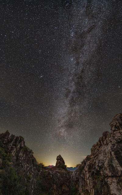 Silvester-Milchstrasse über Bergen von Cerro del Hierro