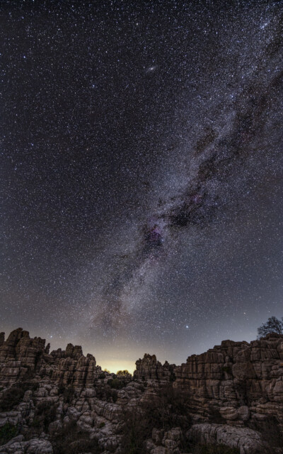 Milchstrasse über Bergen im Naturpark El Torcal