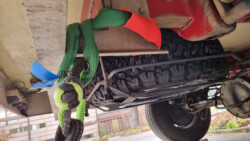 den Stropp wickeln wir um die Befestigung des Unterfahrschutzes