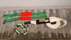 Unsere Bergeausrüstung: Zwei kurze Stropps, zwei Textilschäkel und ein elastisches Bergeband