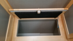 geöffnete Klappe mit Isolation auf der Innenseite