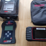 das linke Geräte ist für das Bespielen der Motorsteuerung, das rechte zum Fehlerauslesen