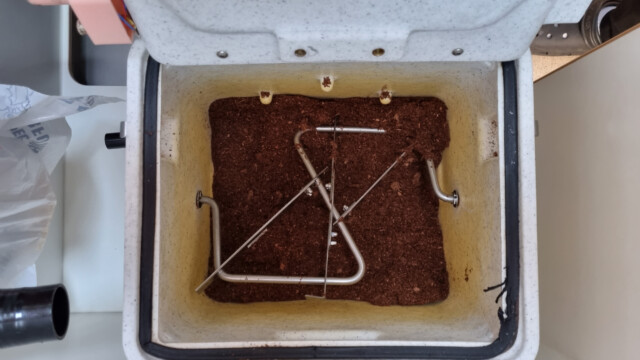 neu angemachte Kokosfaser mit dem modifizierten Rührwerk der Nature's Head TTT