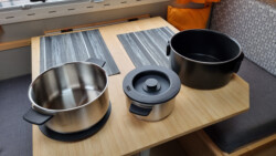 eine Pfanne mit Klappgriffen von Ballarini und die zwei neuen von Kuhn-Rikon