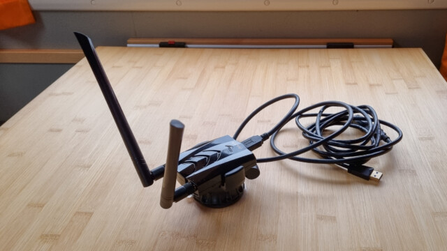 WLAN-Verstärker; wir montieren ihn bei Gebrauch mit dem Saugnapf auf dem Dach neben dem Heki, bei Regen unter dem Heki