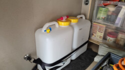 fixiert in der Heckgarage von Jupi